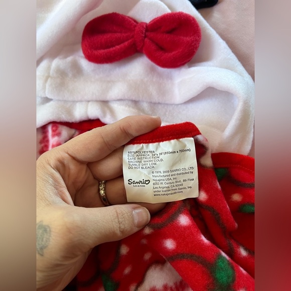 Sanrio Hello Kitty Hood Blanket - Picture 3 of 4